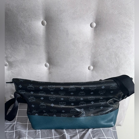 Authentic MCM Craig and Karl Snow Dome Messenger Bag - Picture 7 of 10